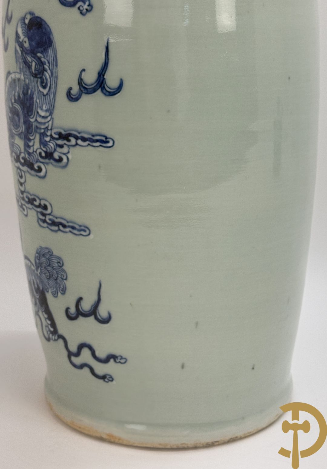 Chinese porseleinen celadon vaas met blauw/wit decor van fo honden