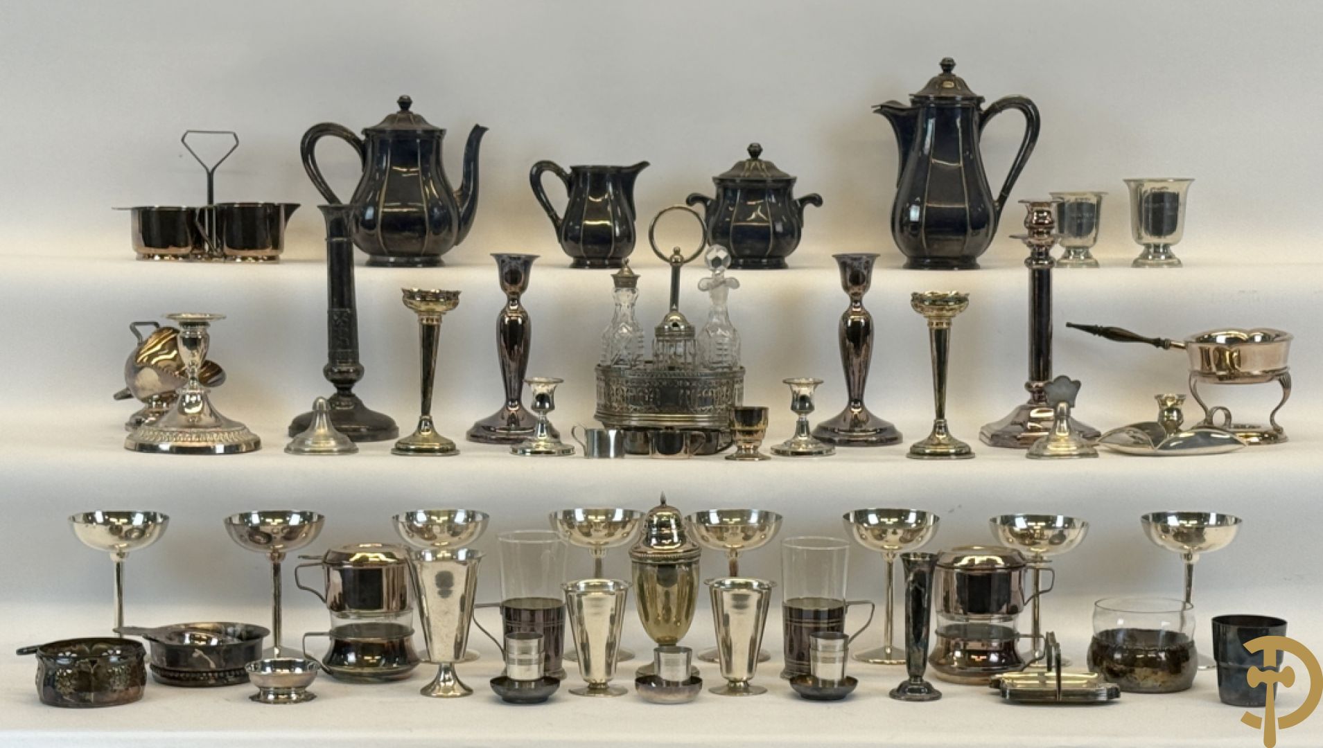 Koffieset Whiskemen (suikerpot met bluts) + Zes verzilverde kandelaars + verzilverde ijscoupes + verzilverde koffiefilters + olie- en azijnstel + verzilverde suikerstrooier e.a.