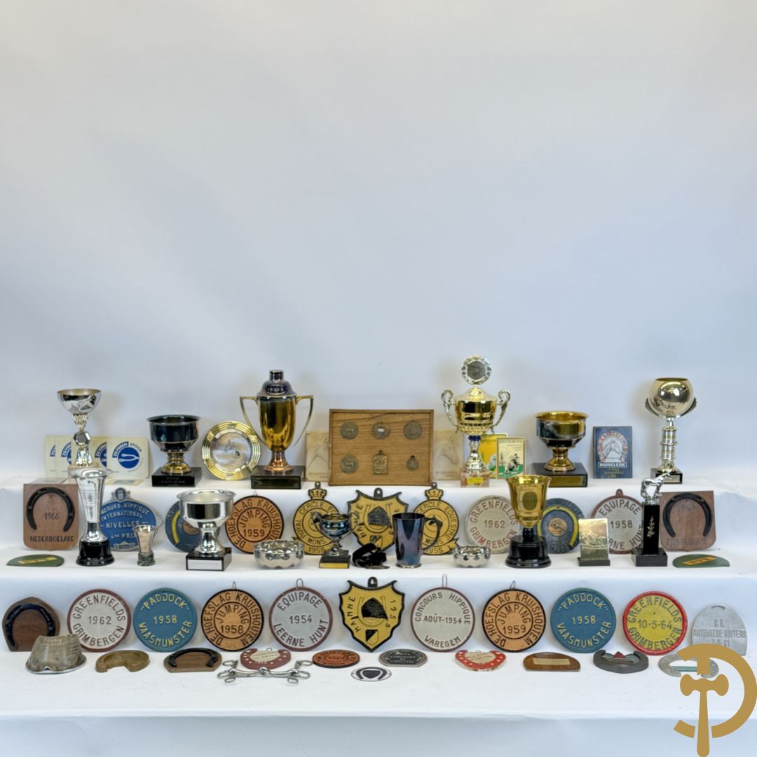 Verzameling memorabilia van paardenrennen, trofeeën en bekers