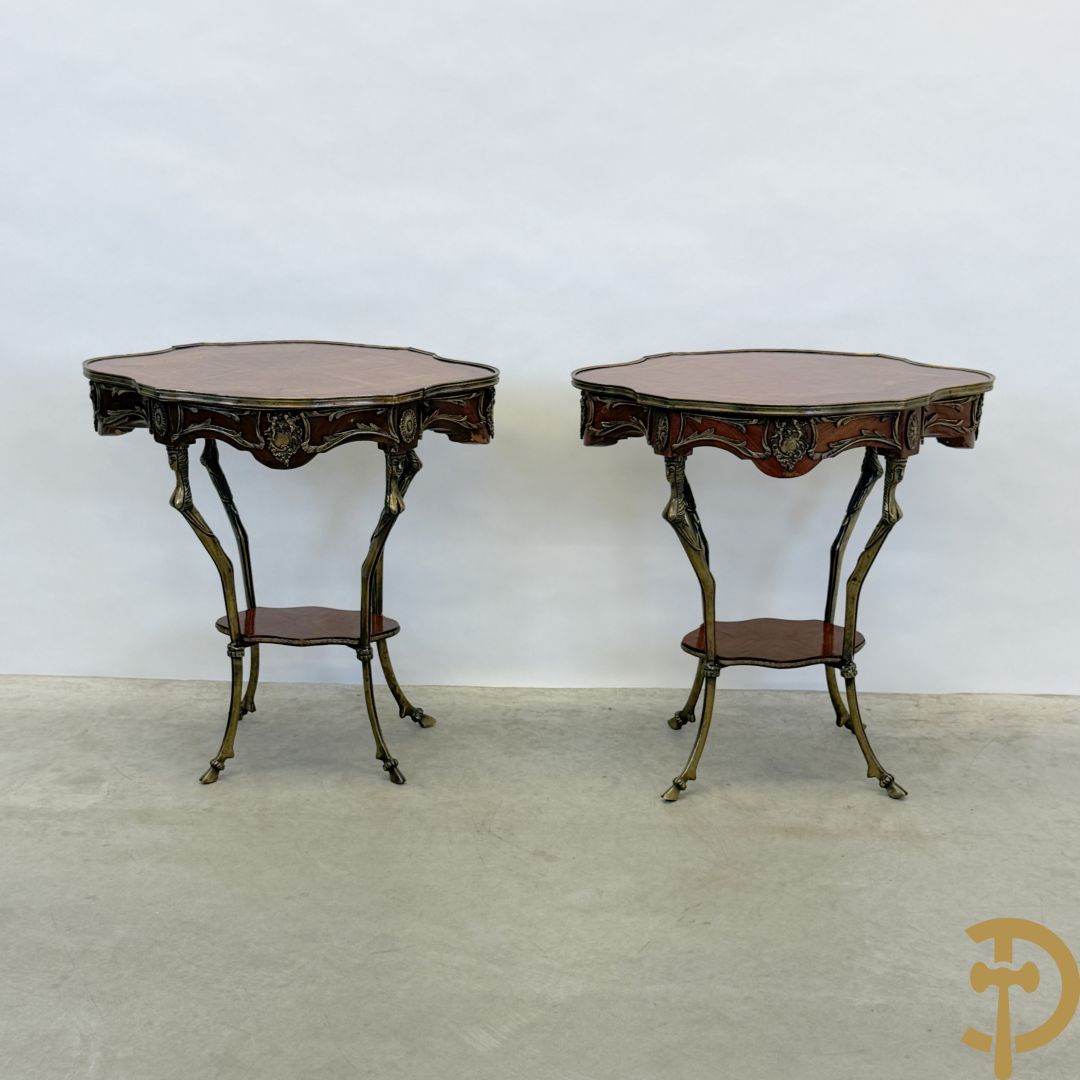 Paar mahoniehouten bijzettafels, Louis XV stijl, met bronzen ornamenten en bronzen bokkepoten - Replica