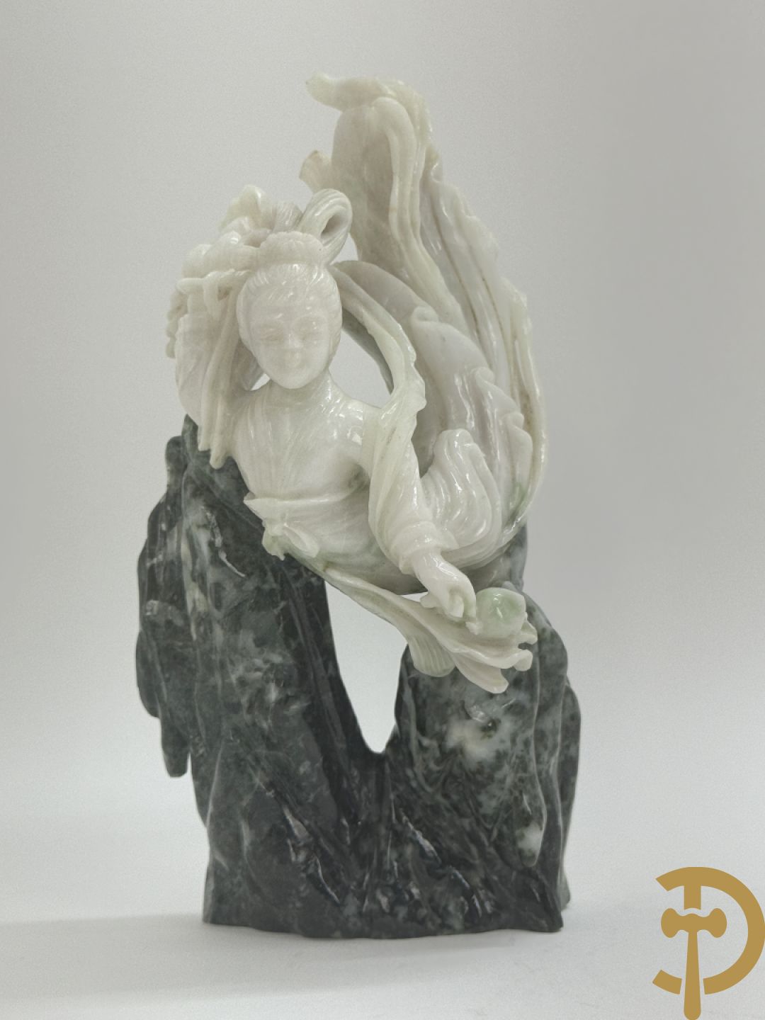 Zwart/witte nefriet sculptuur van geisha in gebergte + speksteensculptuur met bloemen + zittende boedha in nefriet + 9 kleine sculpturen in jadeiet