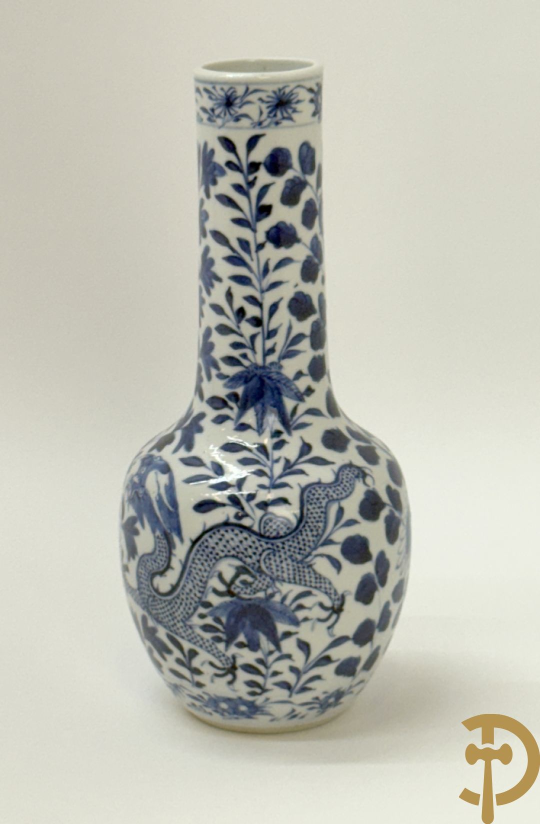 Chinees porseleinen kalebasvormig vaasje blauw/wit met bloemen en drakendecor, onderaan gemerkt