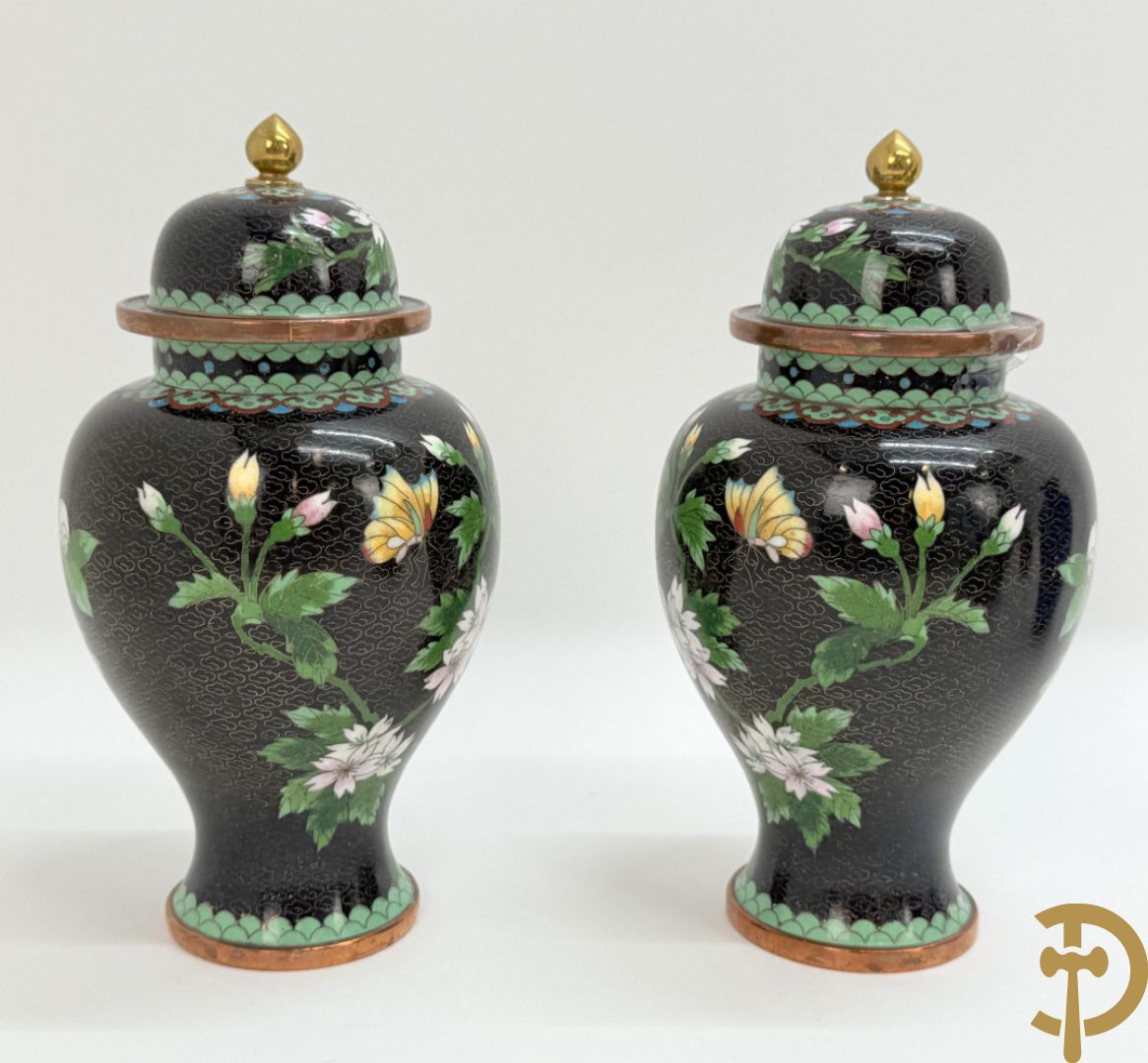 Acht stuks cloisoné w.o. paar dekselpotiches met bloemendecor, 4 vaasjes, coupe en vogel