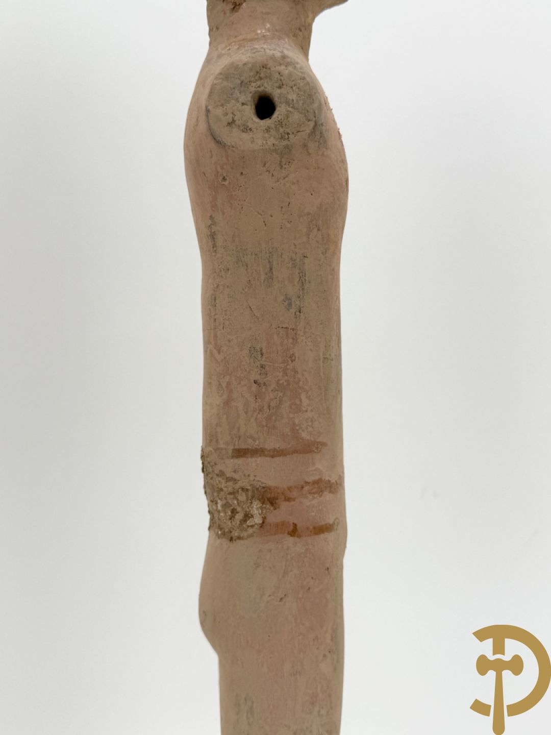 Terra cotta figuur van een Chinese staande man, Han dynastie, tussen 202 voor Christus en 240 na Christus, grafvondst uit Xian bij aanleg van de luchthaven