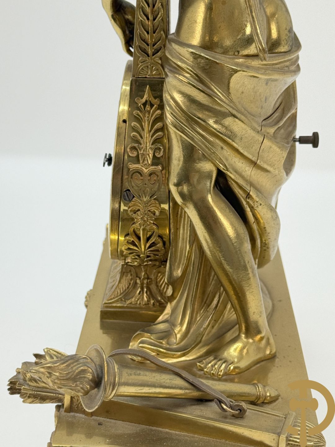 Vuurvergulde Franse bronzen Empire stijl pendule, harpvormige horloge met gevleugelde Griekse mythologische figuur, Erso die zijn lier bespeelt - Deniere et E. Mattelin, Fabricants de Bronze