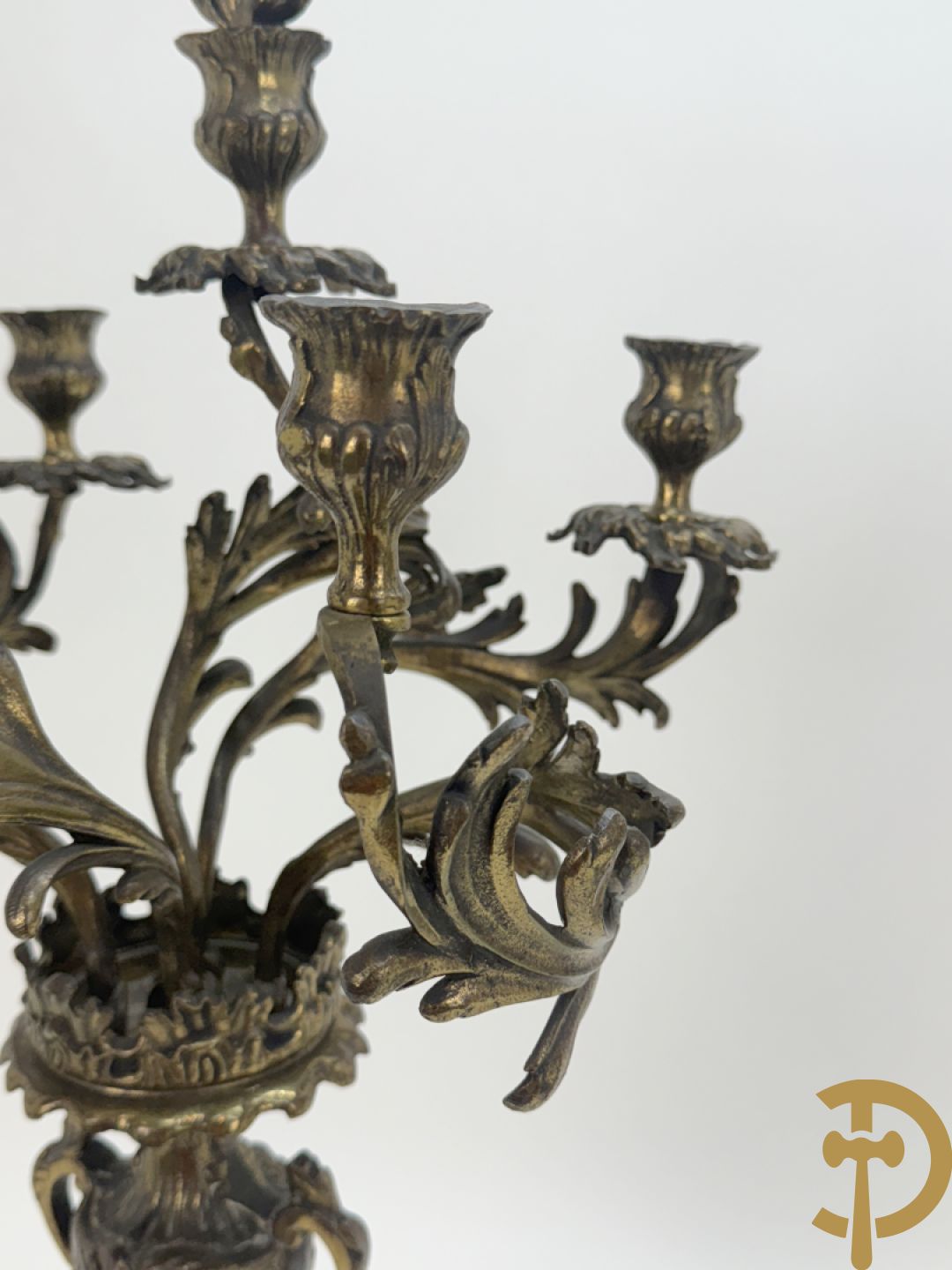 Driedelige koperen garnituur bestaande uit middenstuk bezet met amfoor en paar kandelaars , Louis XV stijl