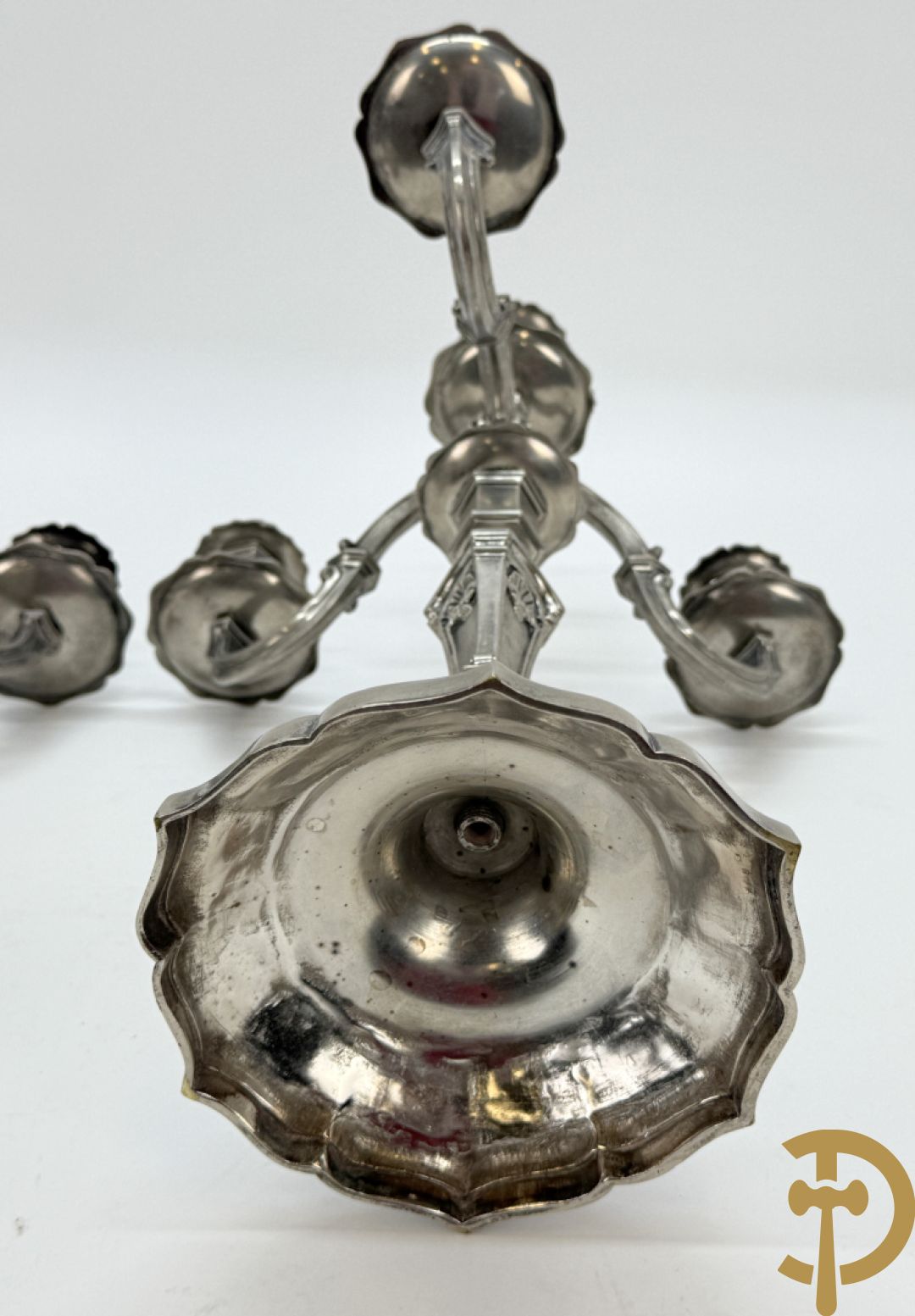 Paar Franse verzilverde metalen vierarmige kandelaars, Louis XIV stijl