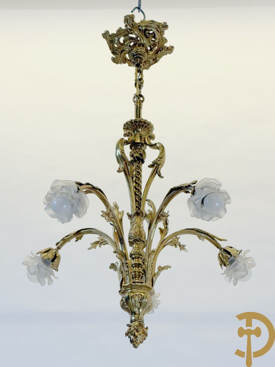 Vijfarmige luchter bezet met roosjes, Louis XV stijl bezet met accanthusranken