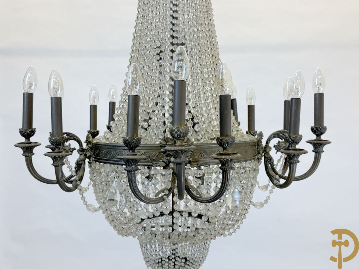 Grote bronzen kasteelluchter Sac-à-perles, Louis XVI stijl, met 5 armen telkens met 3 kaarsen