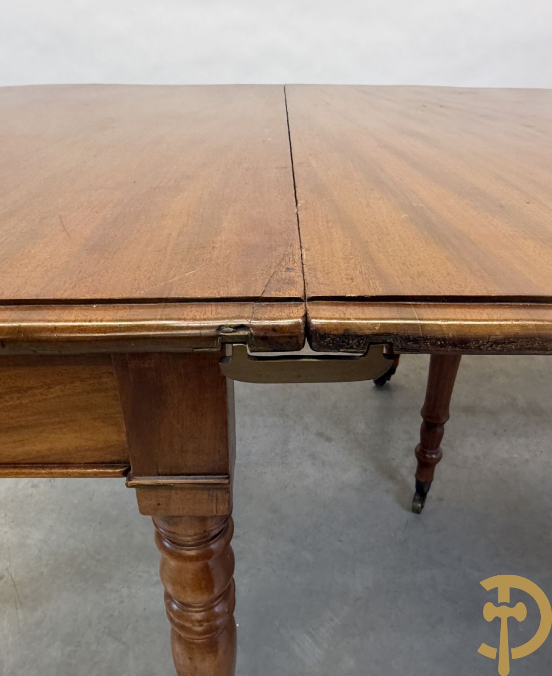 Engelse mahoniehouten tafel op 8 ballusterpoten (met 2 verlengstukken)