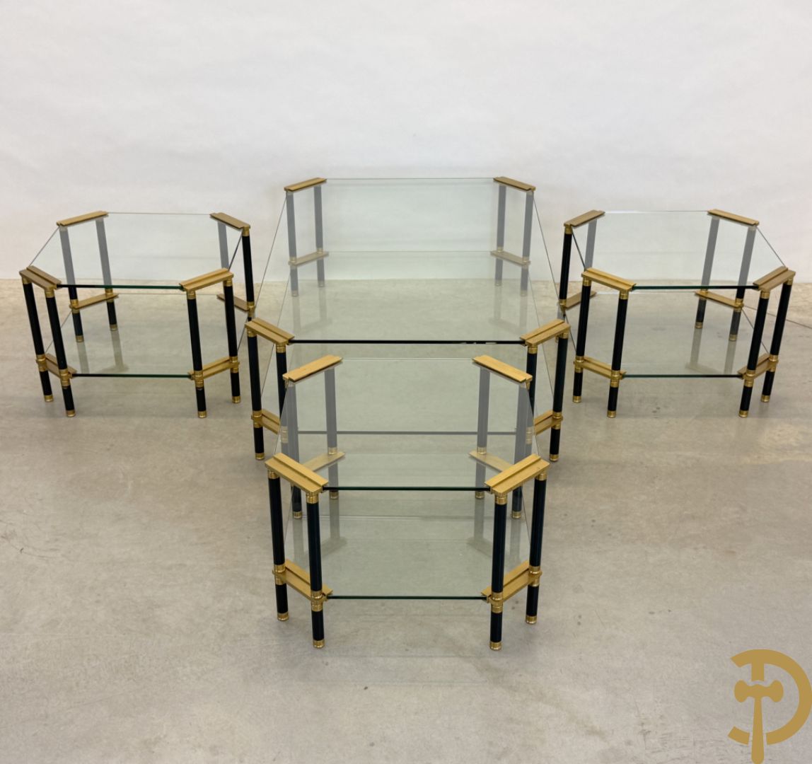 Vintage salontafel met glas en koperafwerking + 3 bijhorende vintage bijzettafels