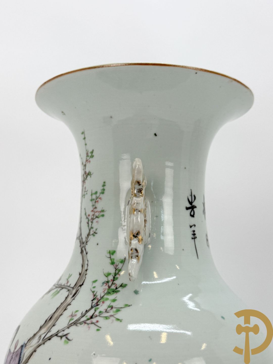 Chinese porseleinen vaas met decor van dames in landschap