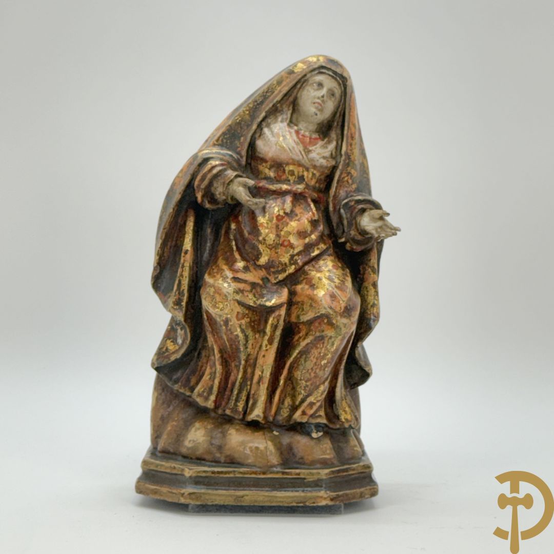 Gepolychromeerde houtsculptuur van zittende dame