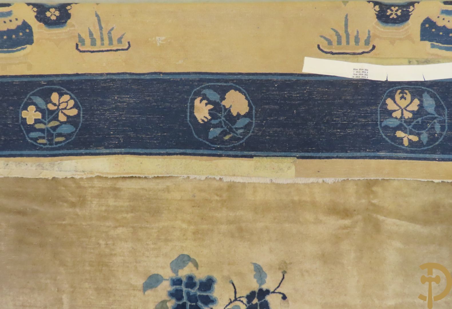 Antiek Aziatisch handgeknoopt tapijt met bloemen- en vazendecor