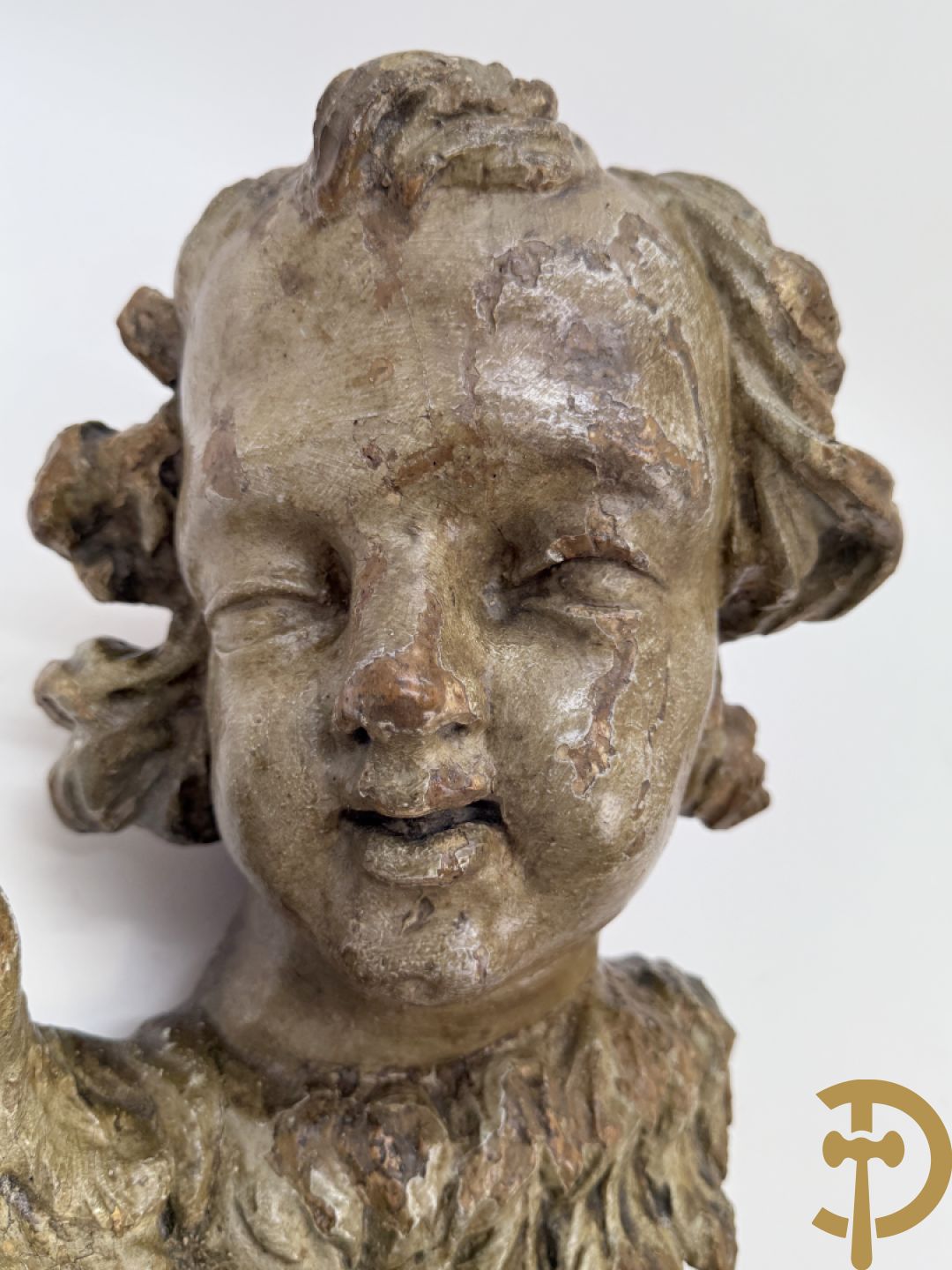 Houtsculptuur van gepolychromeerd engelenhoofd + engelenhoofd + sculptuur van accanthusrank