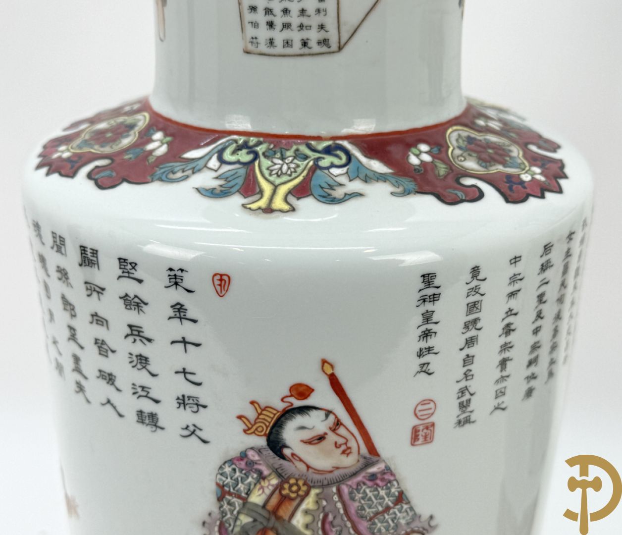 Paar porseleinen Chinese vazen met decor van personages en Chinese tekens, handgekleurd
