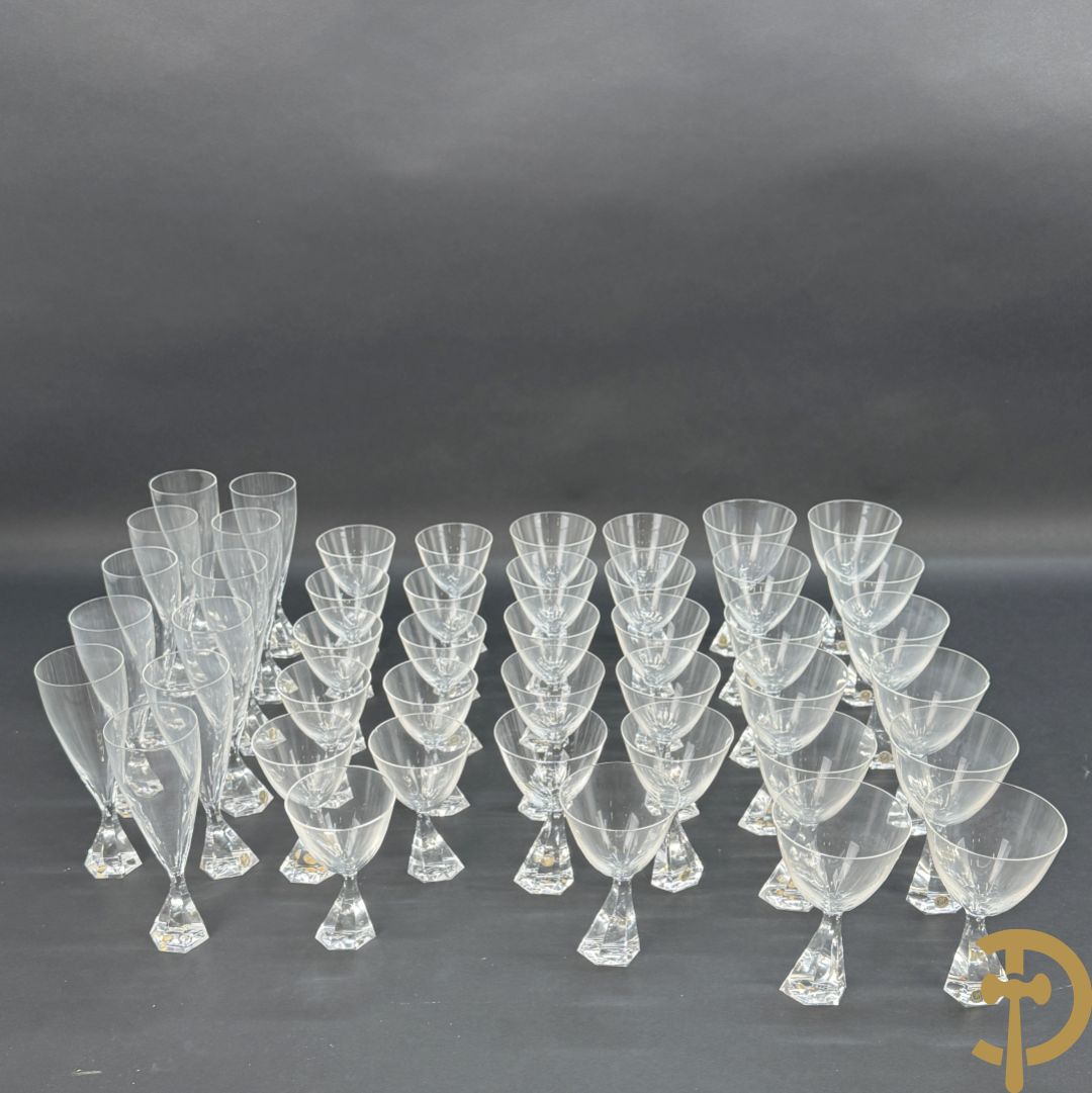 Kristallen glasservies Peill, bestaande uit 11 rode wijnglazen, 11 witte wijnglazen, 12 waterglazen en 11 champagne glazen