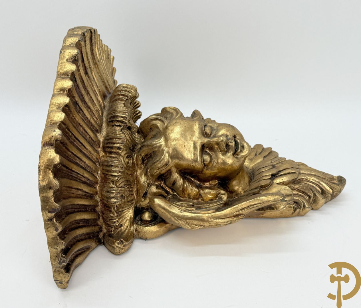 Paar vergulde consoles in polyester met cupidohoofden