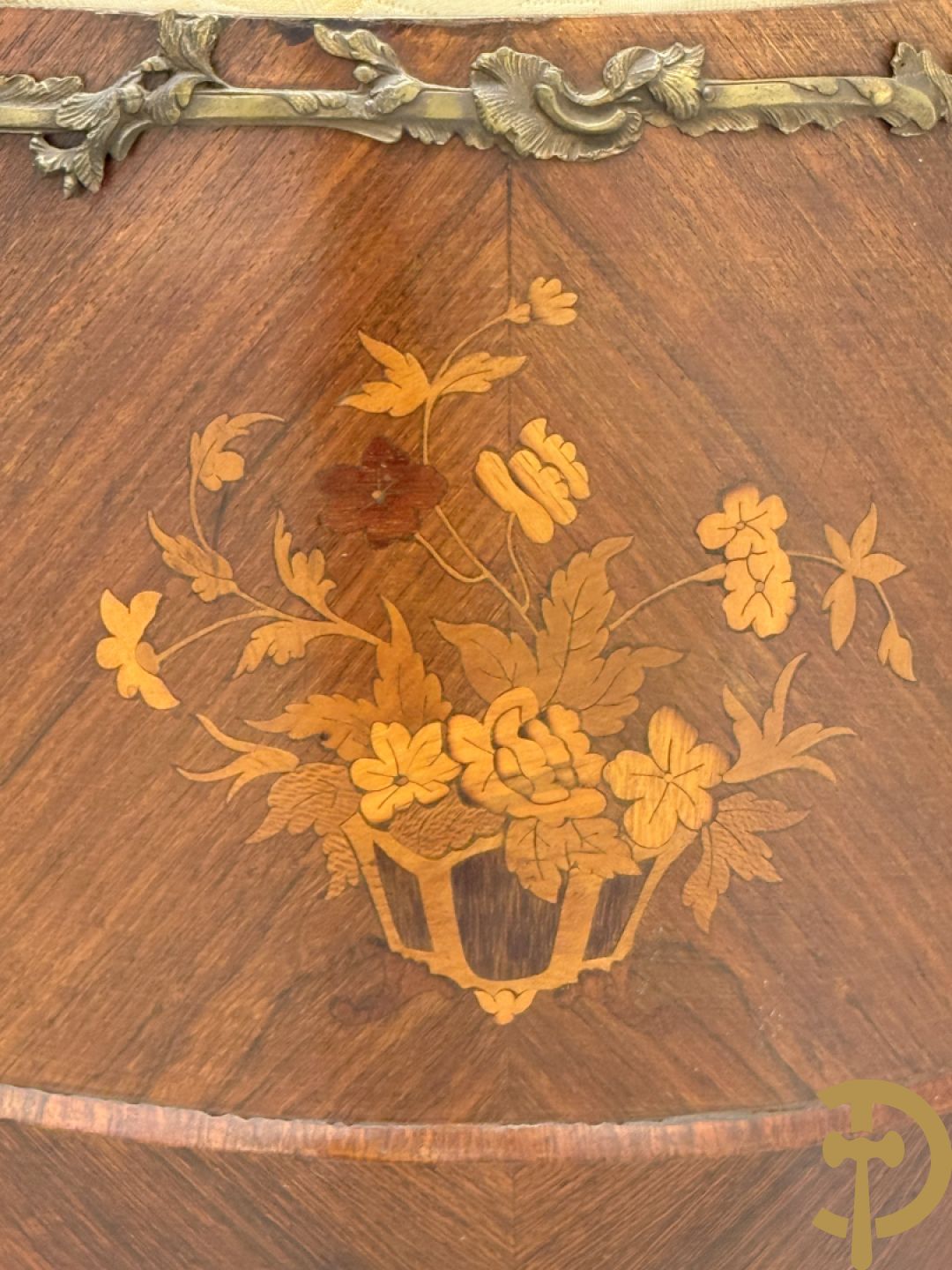 Notelaren Louis XV vitrine met gebogen glas, bezet met bronsbeslag en onderaan met bloemenmarketterie