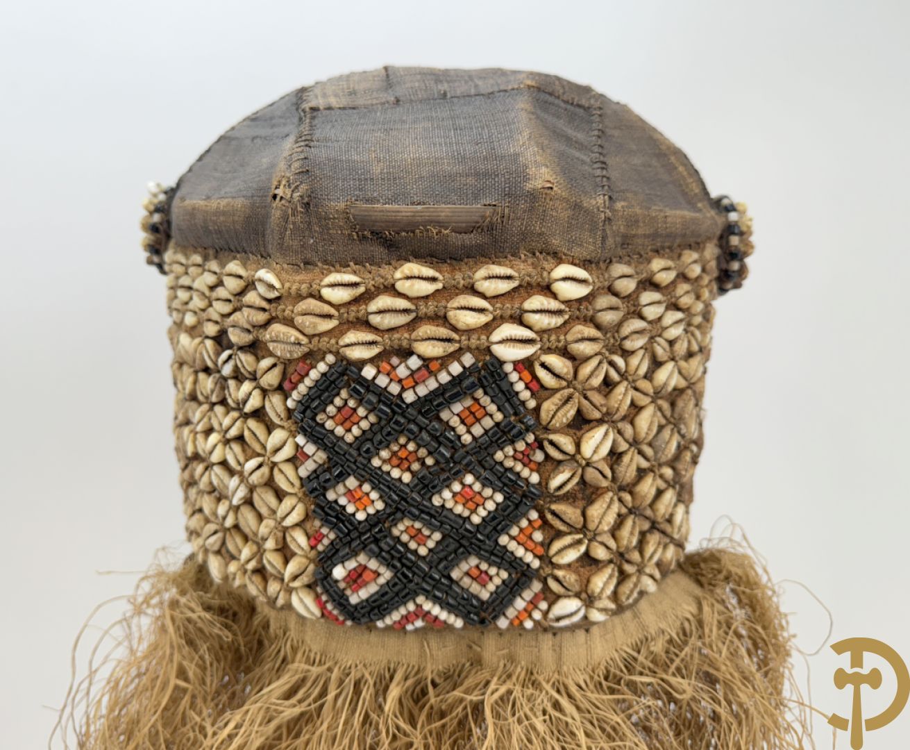 Afrikaans masker met symbolische beschildering, kralen en raffia