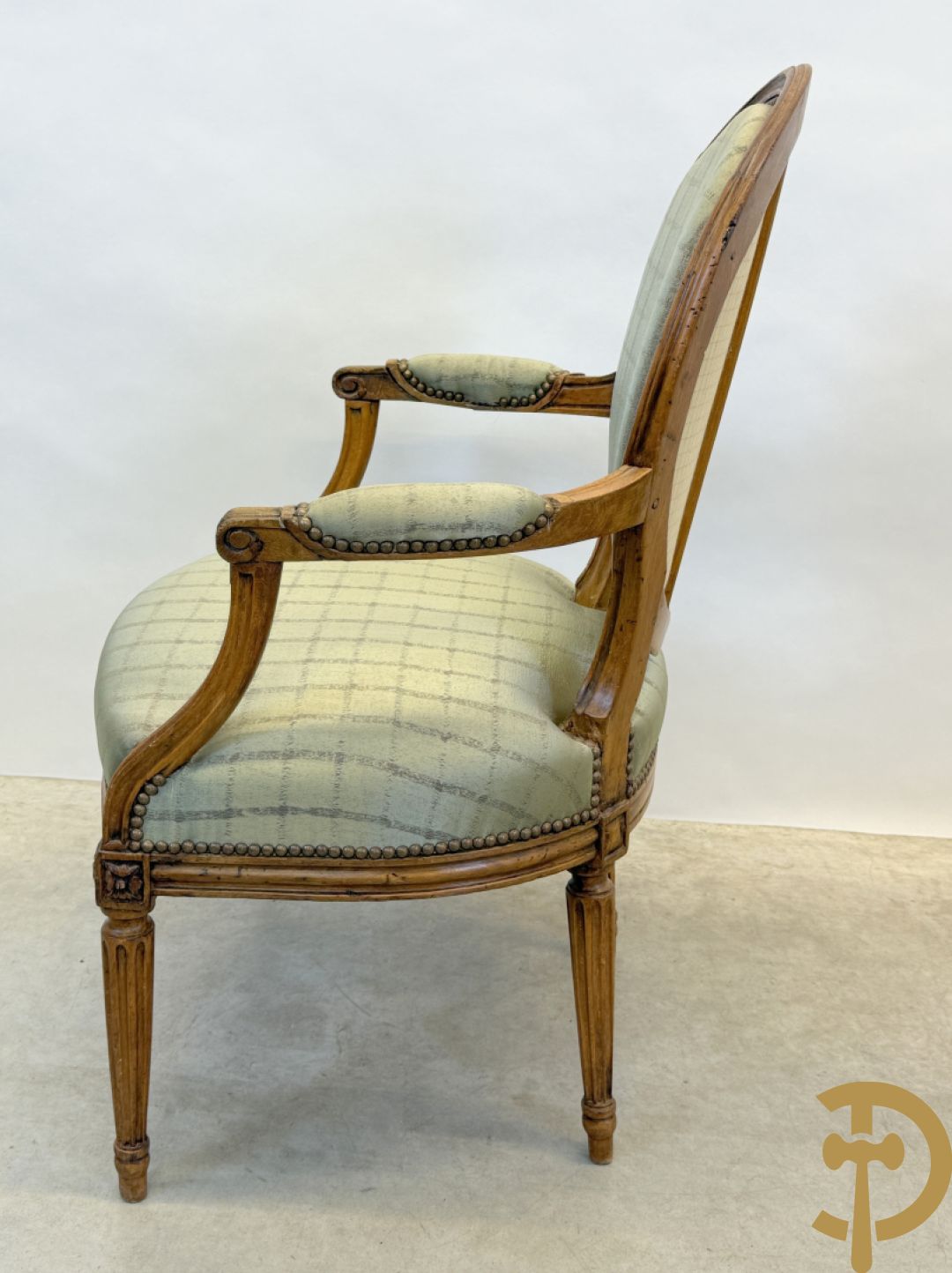 Paar Louis XVI stijl armzetels met ovale medaillon - op gecanneleerde poten