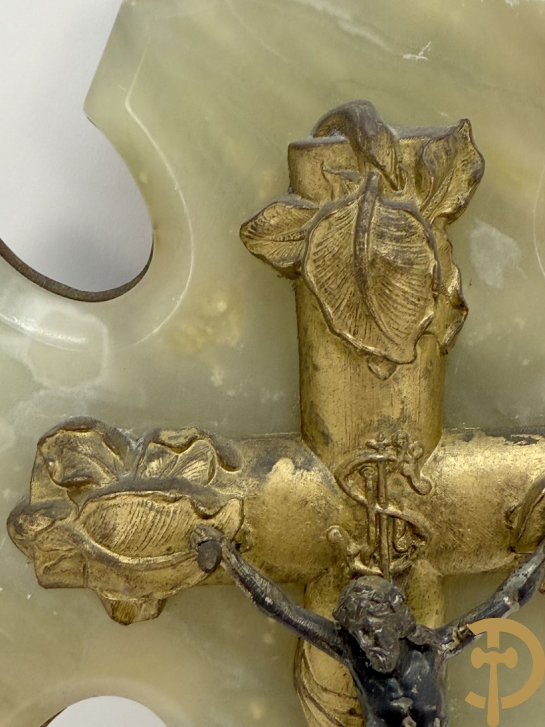 Wijwatervat met vergulde zamak corpus op onix kruis