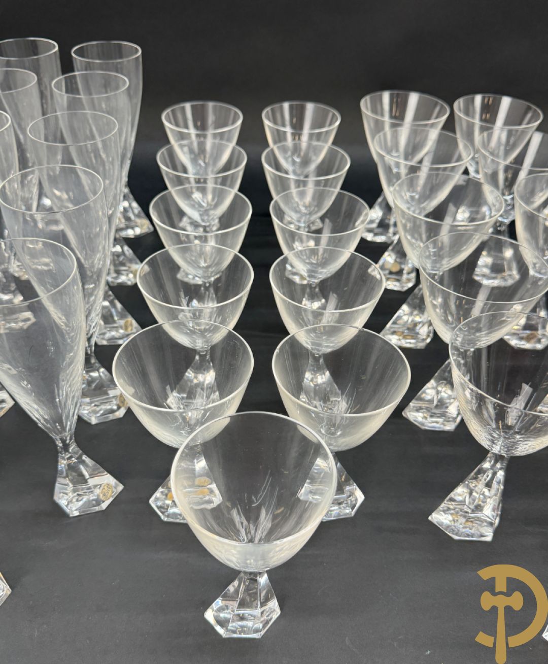 Kristallen glasservies Peill, bestaande uit 11 rode wijnglazen, 11 witte wijnglazen, 12 waterglazen en 11 champagne glazen