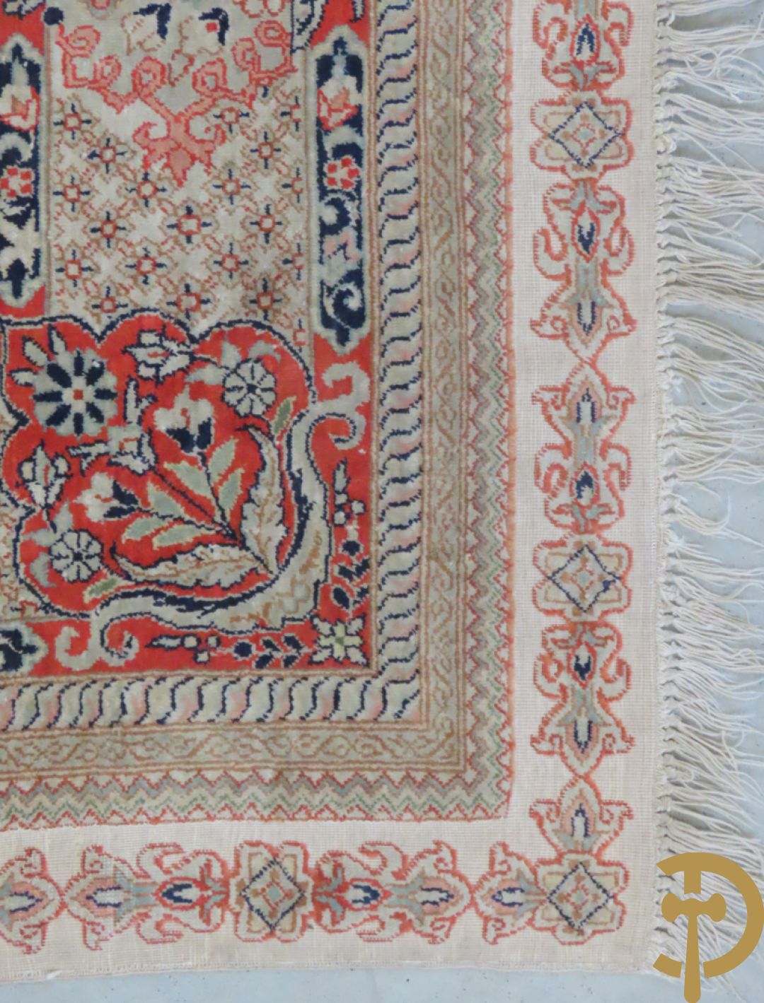 Zijden handgeknoopt tapijt met amfoor en bloemendecor