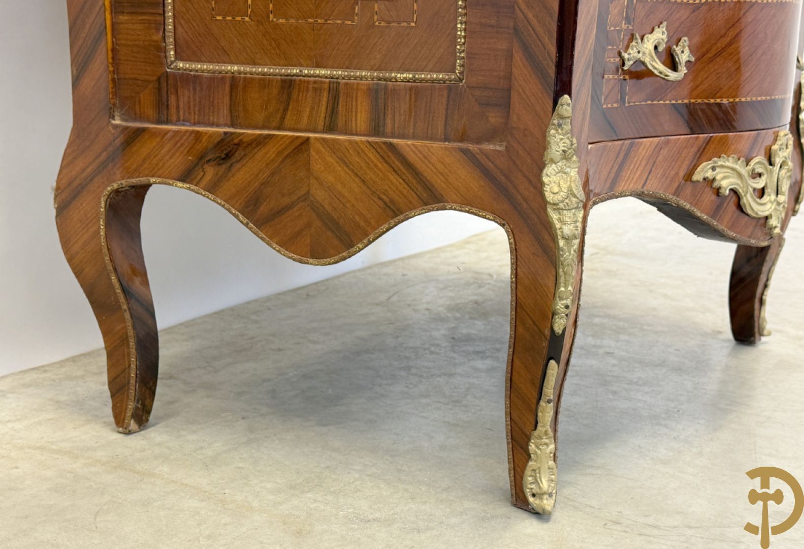 Notelaren gemarketteerde zevenladen kast met bronsbeslag, replica, jaren 