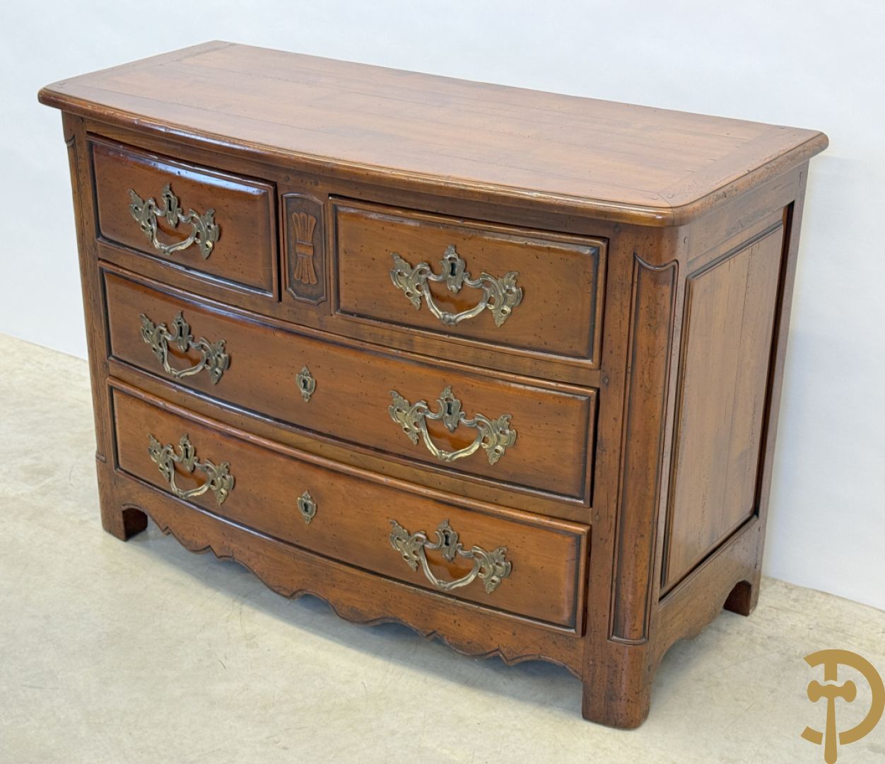 Gebogen kerselaren vierladencommode met koperen Louis XV trekkers, achteraan geëstampilleerd Richelieu Art & Meubels de France