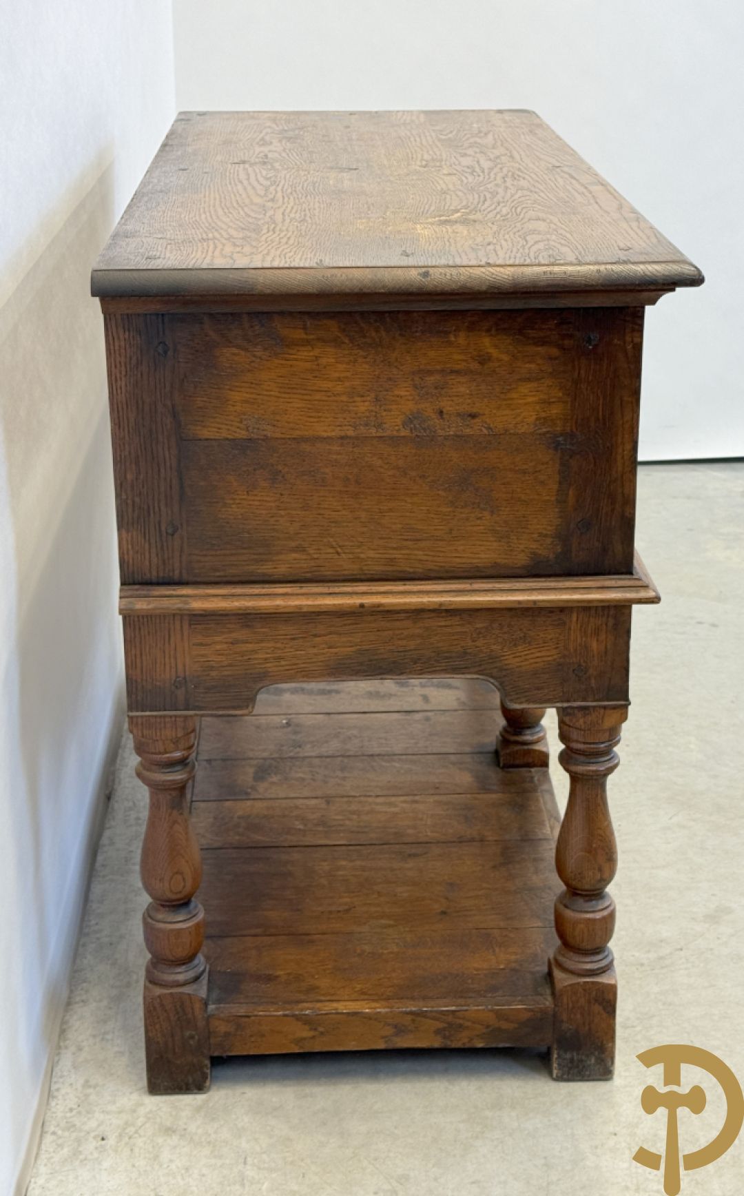 Massief eiken Engelse side board met 2 lades, op ballusterpoten