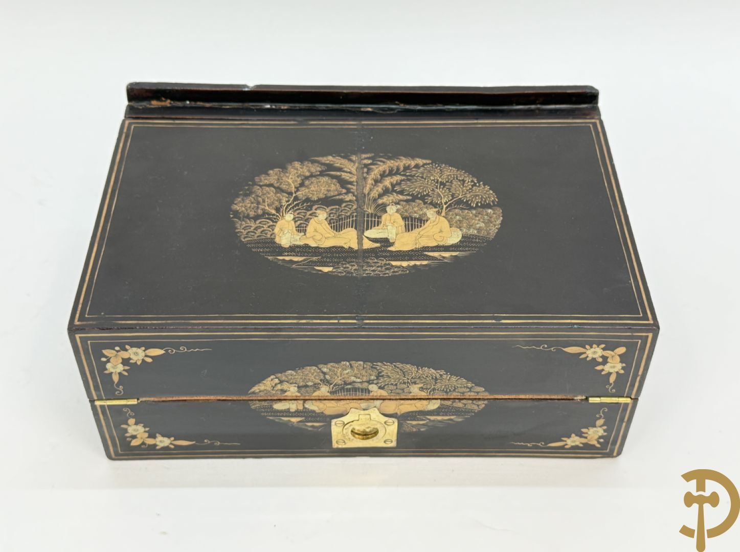 Schrijfbox in wortelnotehout met marquetterie en bovenaan een parelmoer plakkette + Japanse zwartgelakte openklapbare schrijfbox met verguld geanimeerd decor