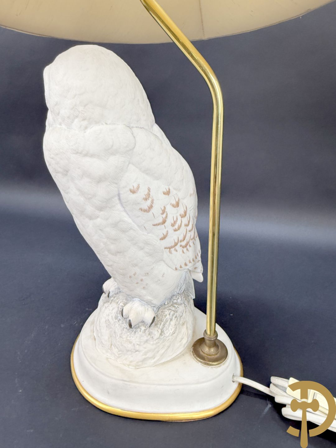 Porseleinen beeld van witte sneeuwuil als lampadaire, door Raymond Watson getekend in 1987 bij de Franklin Mint Compagnie