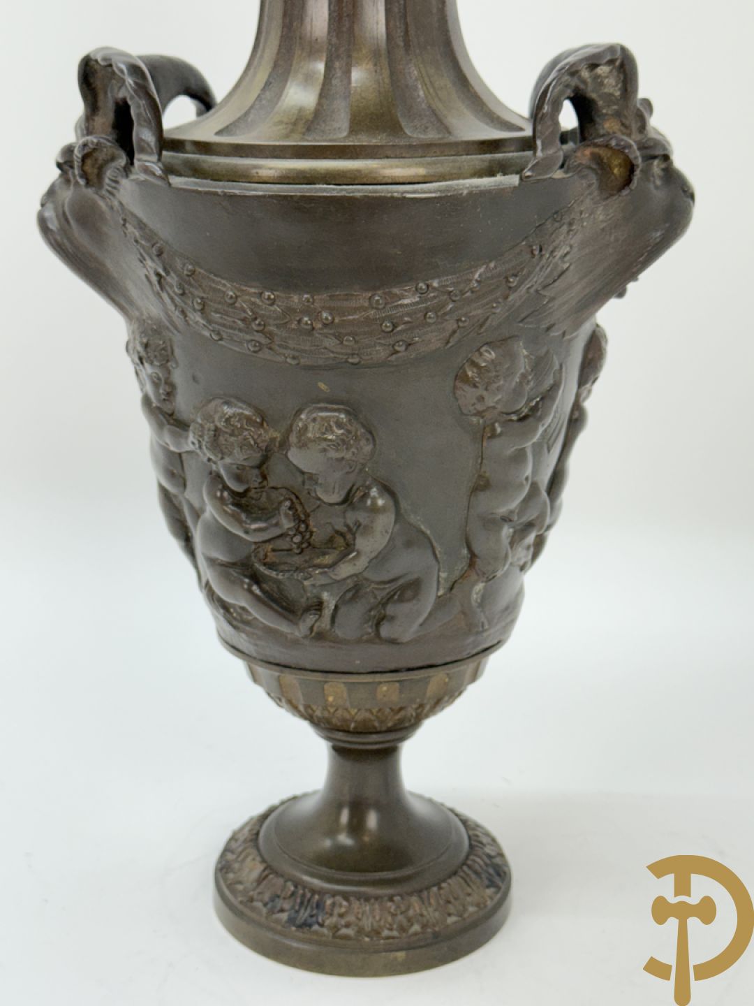 Bronzen cassolette met basrelief van cupido