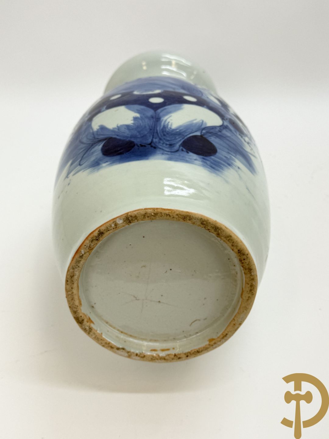 Twee Chinese porseleinen celadonvazen met blauw wit bloemen en vogeldecor + cachepot met vazendecor