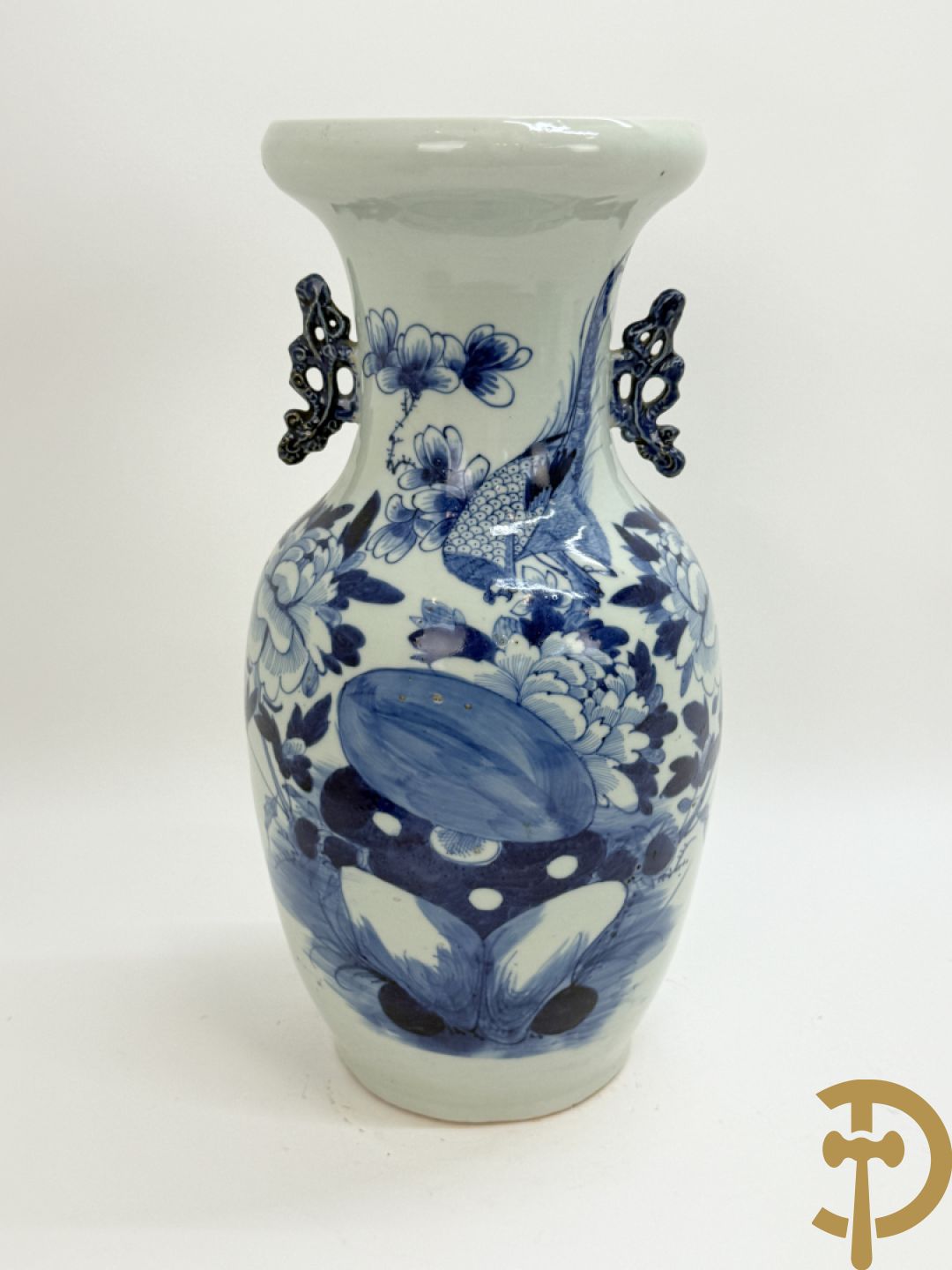 Twee Chinese porseleinen celadonvazen met blauw wit bloemen en vogeldecor + cachepot met vazendecor