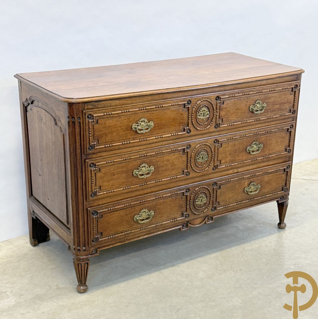 Massief eiken drieladencommode met afgeronde gecanneleerde stijlen, 19e