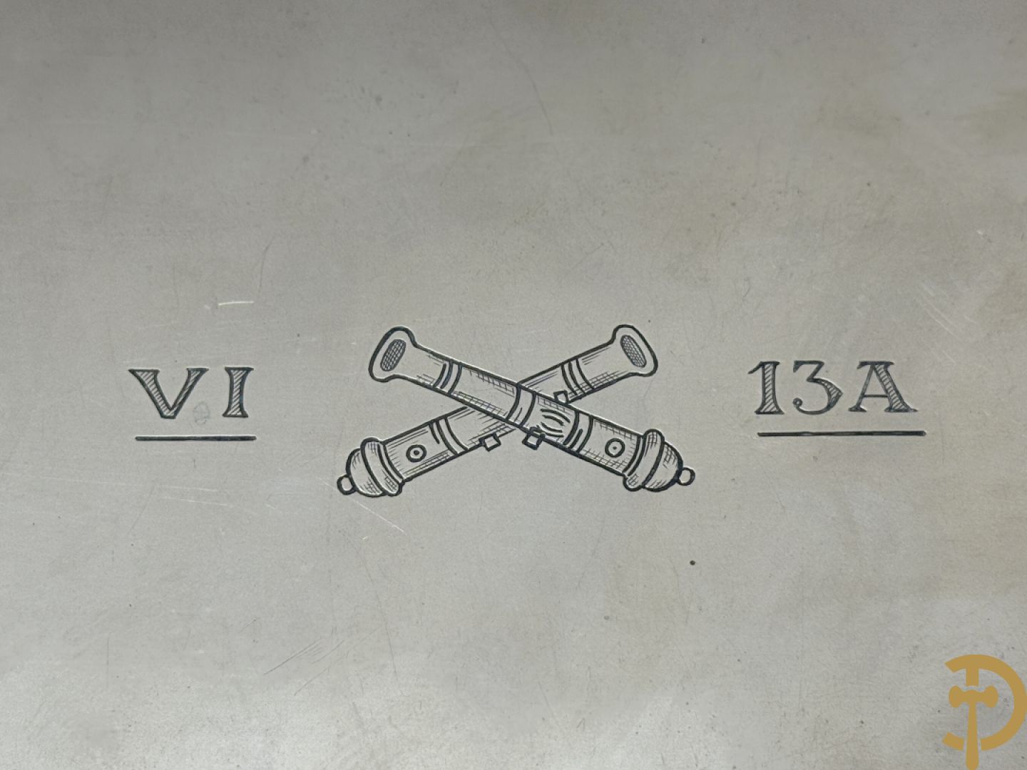 Verzilverde metalen kist met geciseleerde inscriptie van paar gekruiste kanonnen, VI 13A, binnenin met gegraveerde handtekeningen