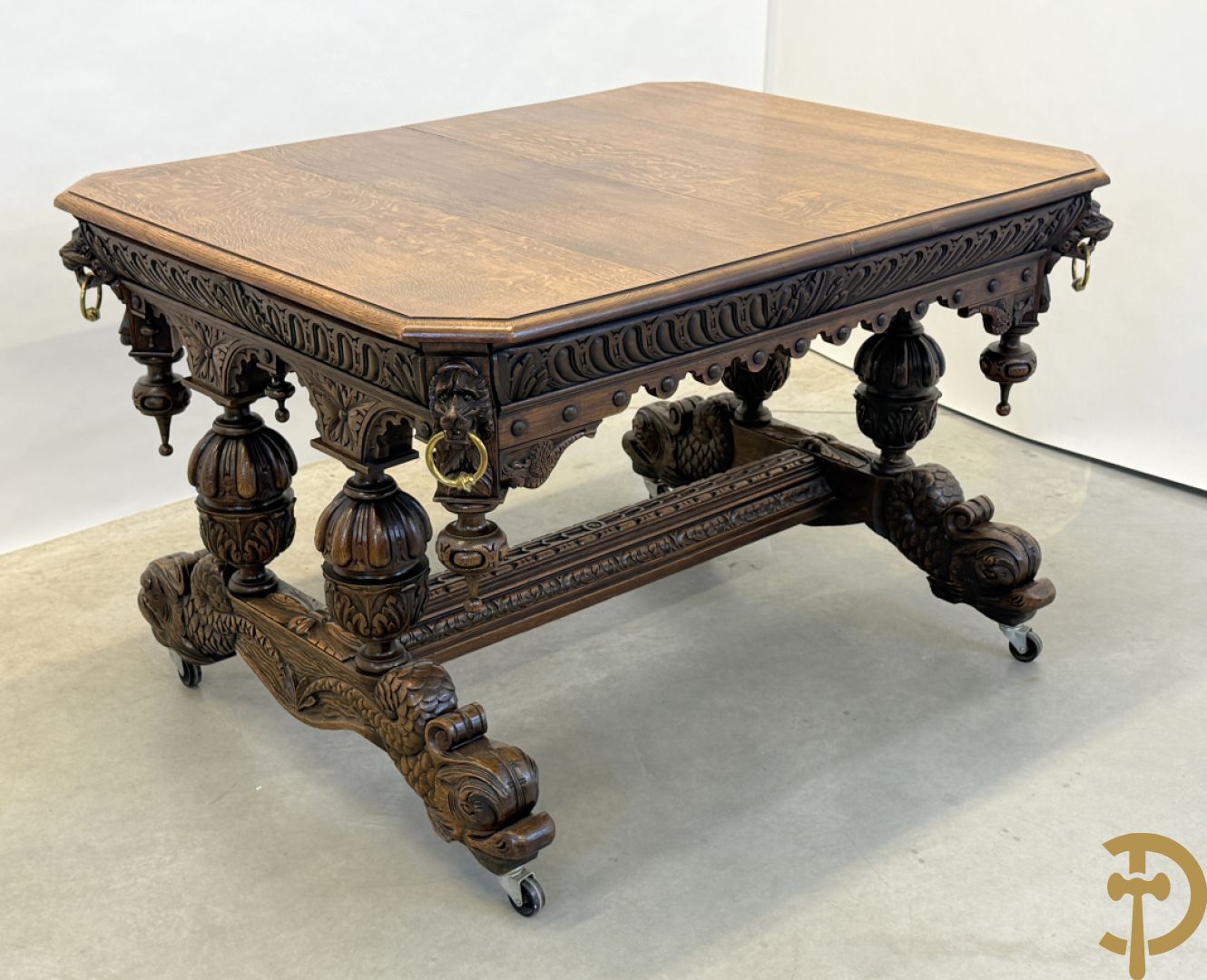 Massief eiken dolfijnetafel met knorrenlijst en leeuwenkoppen, Neo Renaissence stijl + 6 eiken stoelen met sculptuur