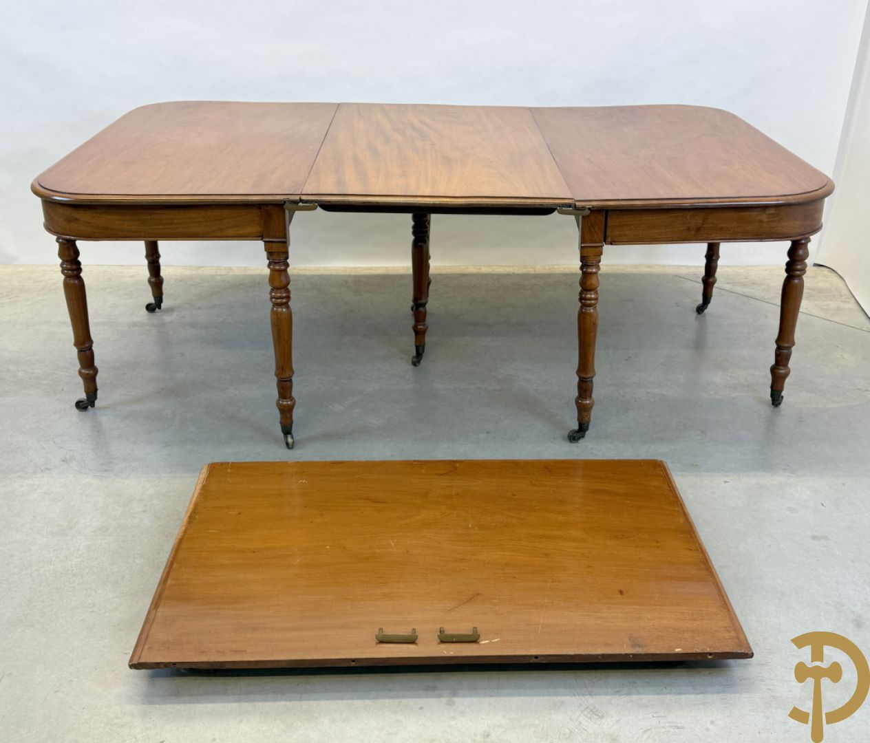 Engelse mahoniehouten tafel op 8 ballusterpoten (met 2 verlengstukken)