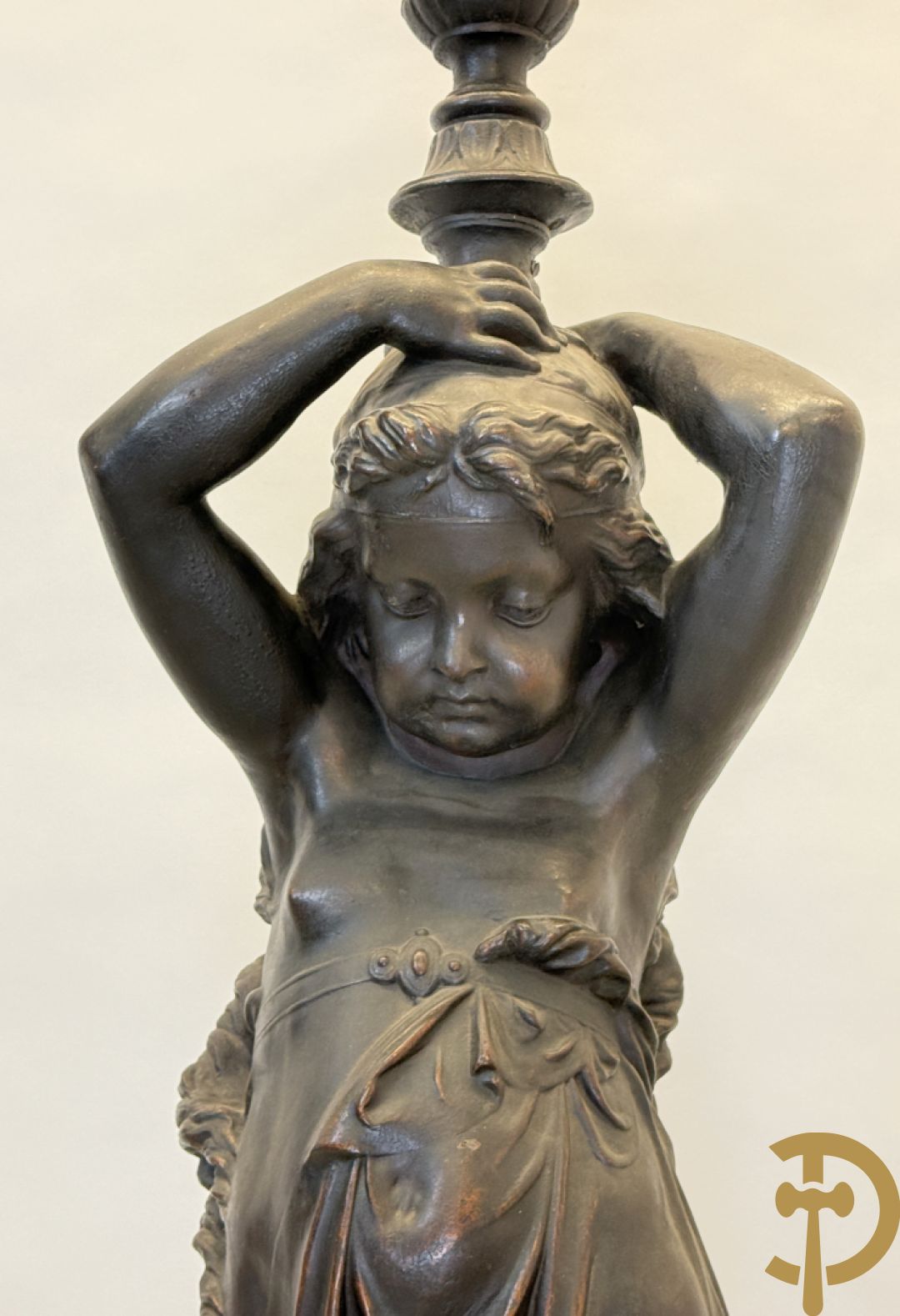 Gietijzeren gepatineerd beeld van cupido dragende een amfoor op het hoofd als lantaarn
