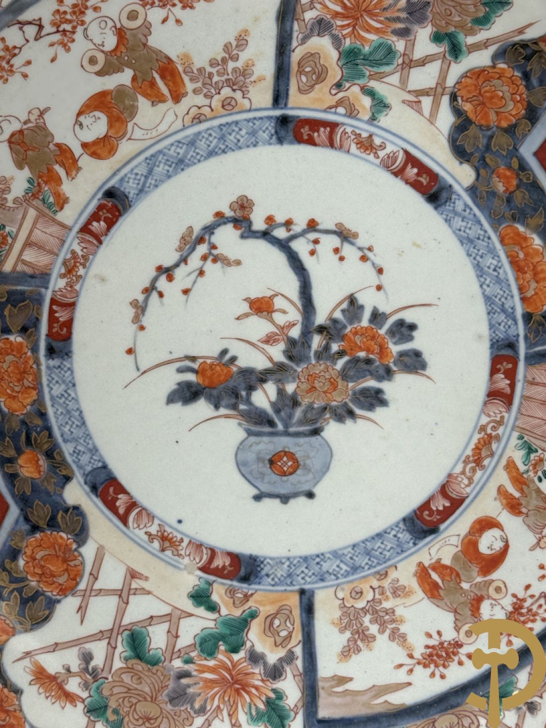 Twee porseleinen Imari schotels