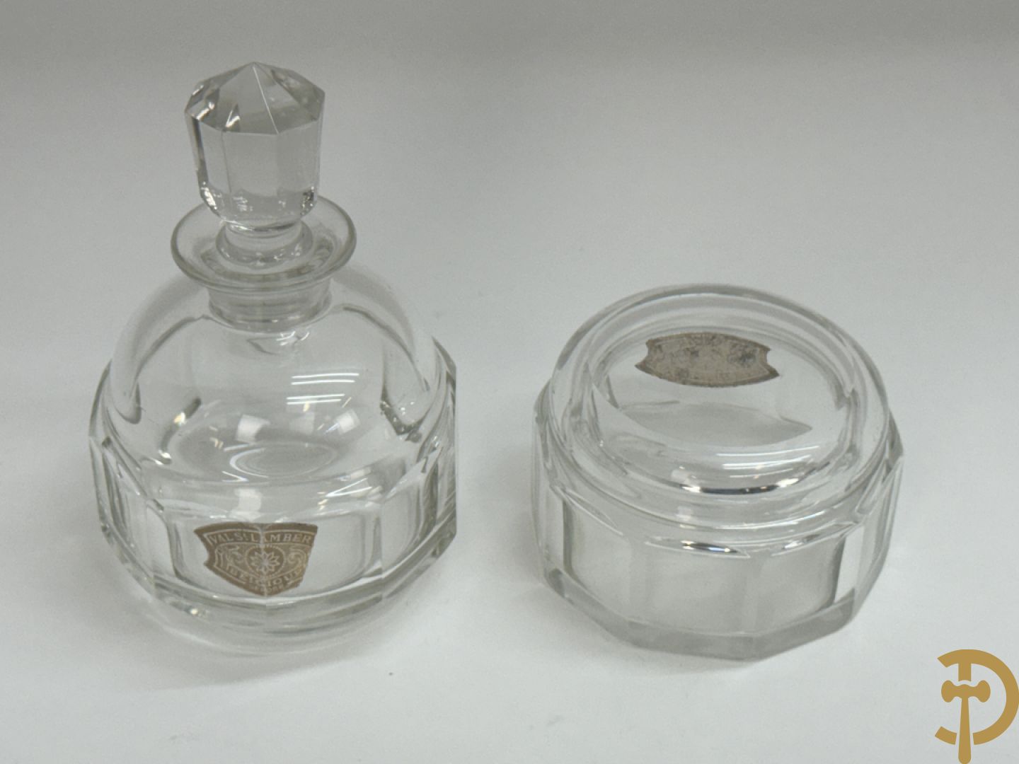 Mooi lot gekleurd Val Saint Lambert kristal bestaande uit 4 vazen, parfumstel (2 ledig), geslepen glas, coupe, onderzetters en 3 asbakken (14 stuks in het totaal)