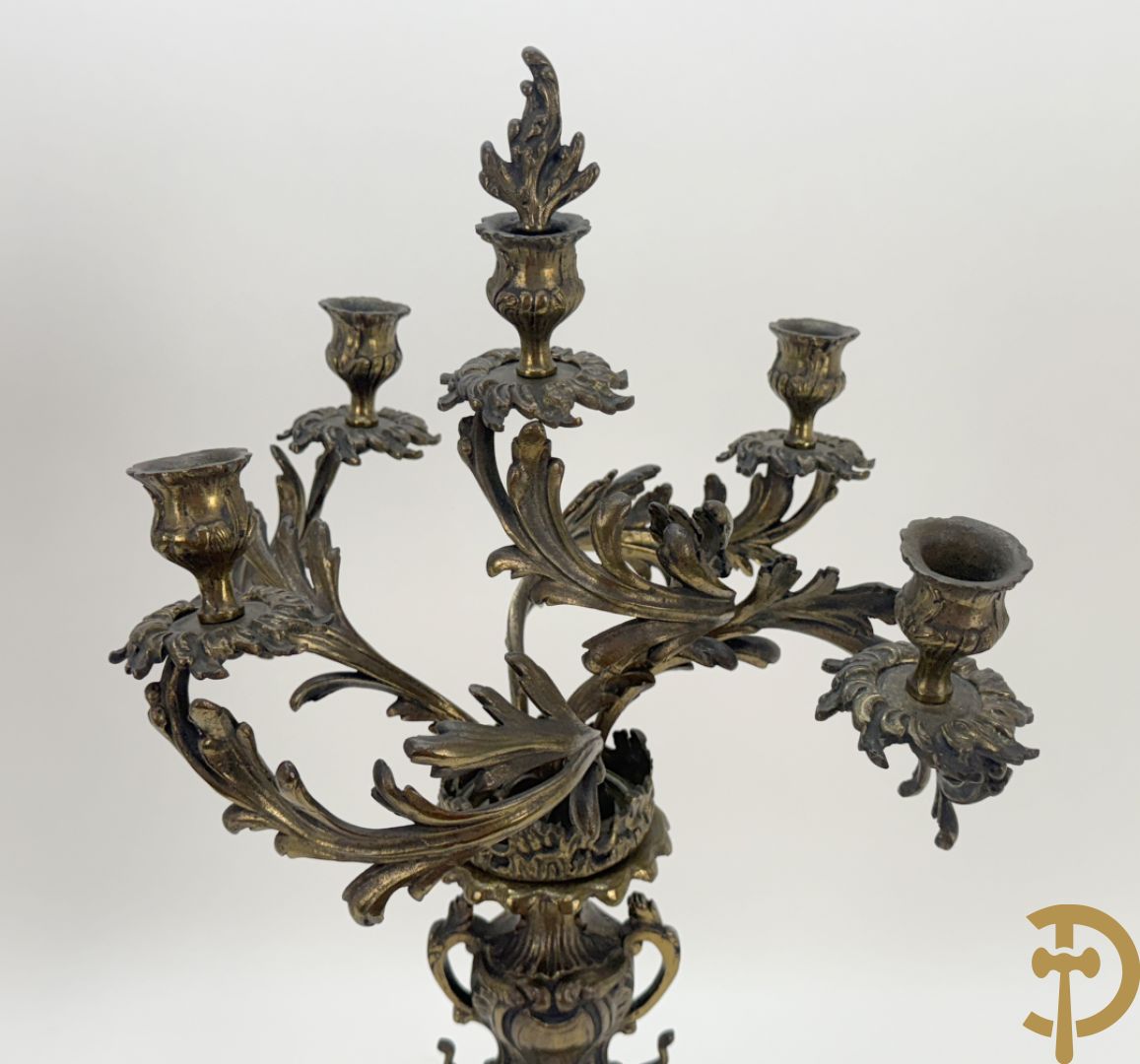 Driedelige koperen garnituur bestaande uit middenstuk bezet met amfoor en paar kandelaars , Louis XV stijl