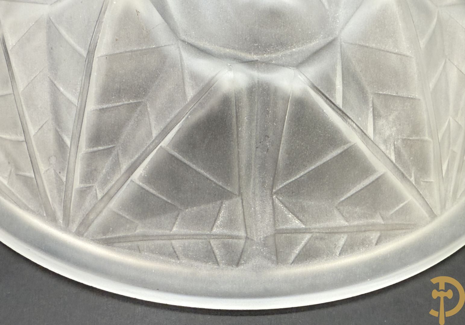 Art Deco pate de verre coupe met gestyleerd bloemenmotieven, Degué getekend, gemerkt nummer 557