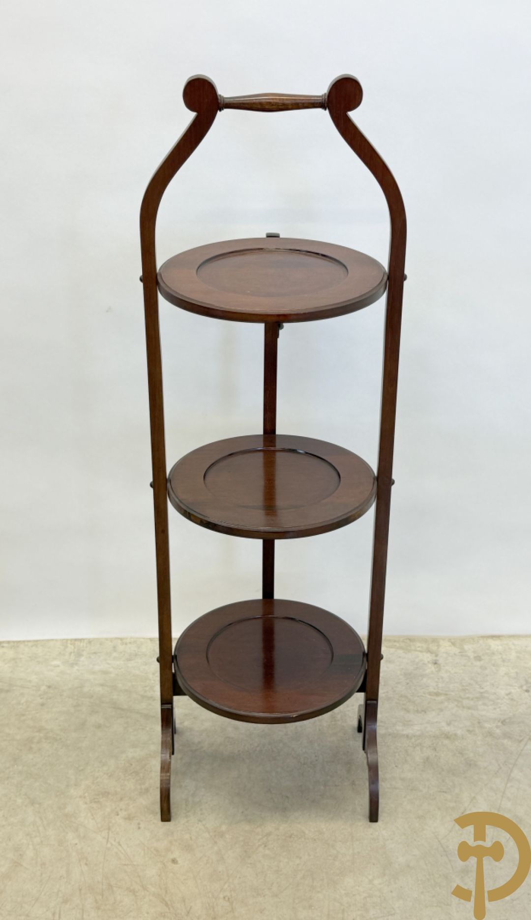 Paar Engelse notelaren bijzettafels + notelaren cakestand + notelaren salontafel met leder bekleed