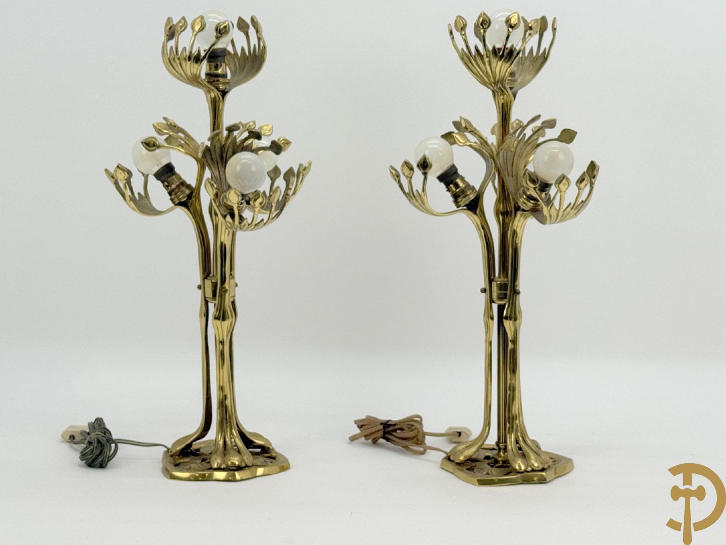 Paar koperen vierarmige lampen met gestyleerde bloemen-en plantenmotieven, Jugendstil