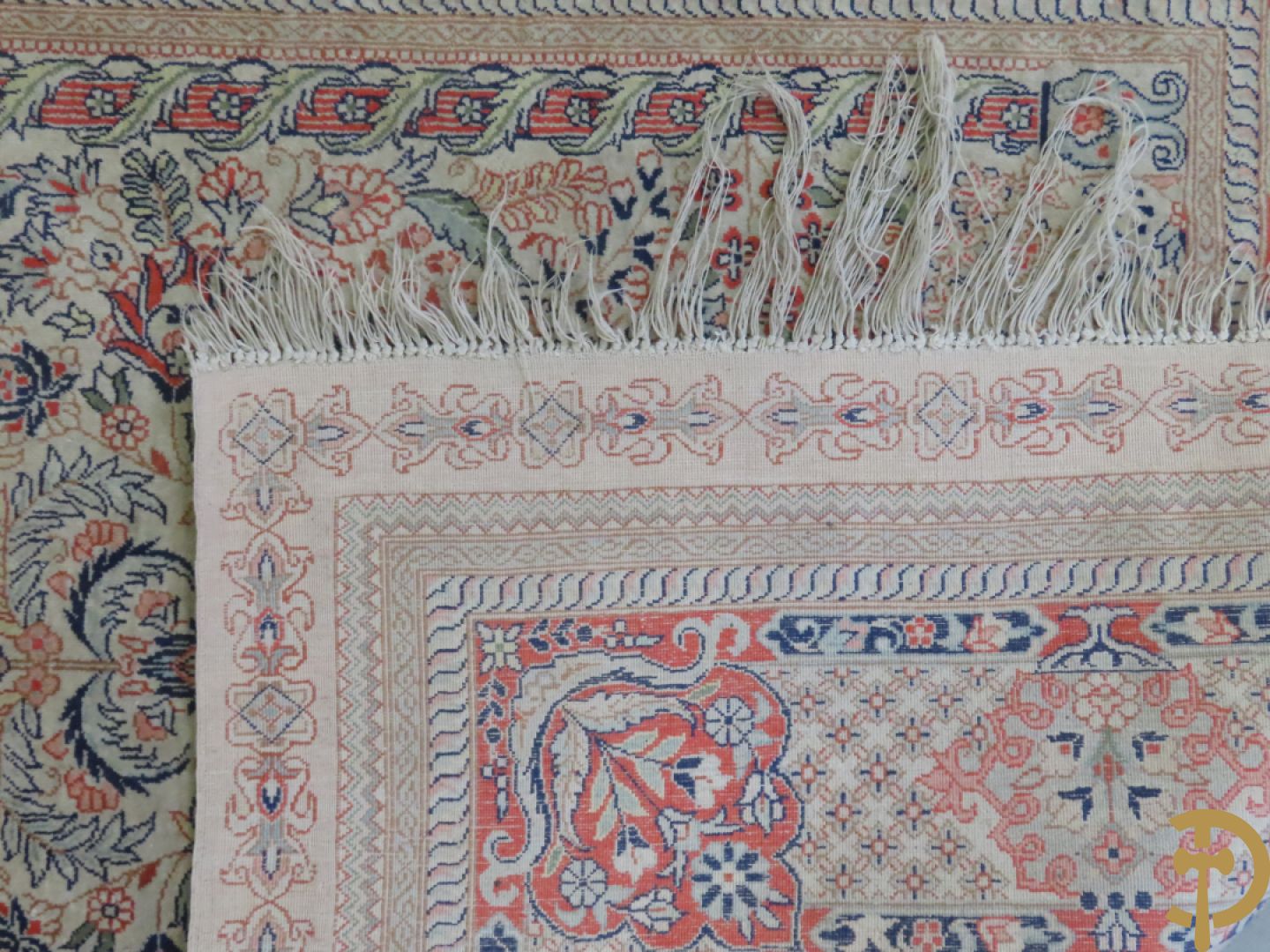 Zijden handgeknoopt tapijt met amfoor en bloemendecor