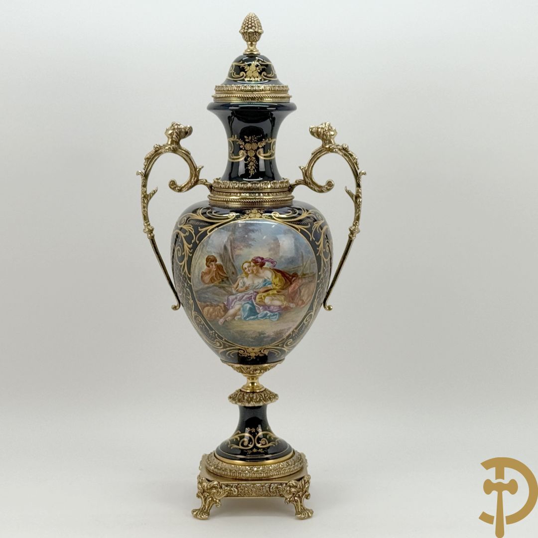 Blauwe porseleinen vaas met lieftallig decor, Sèvres stijl, bezet met bronzen ornamenten