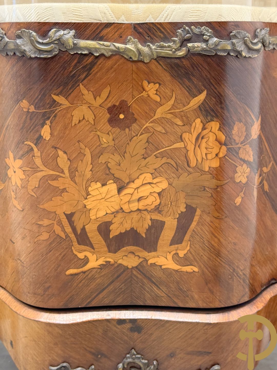 Notelaren Louis XV vitrine met gebogen glas, bezet met bronsbeslag en onderaan met bloemenmarketterie